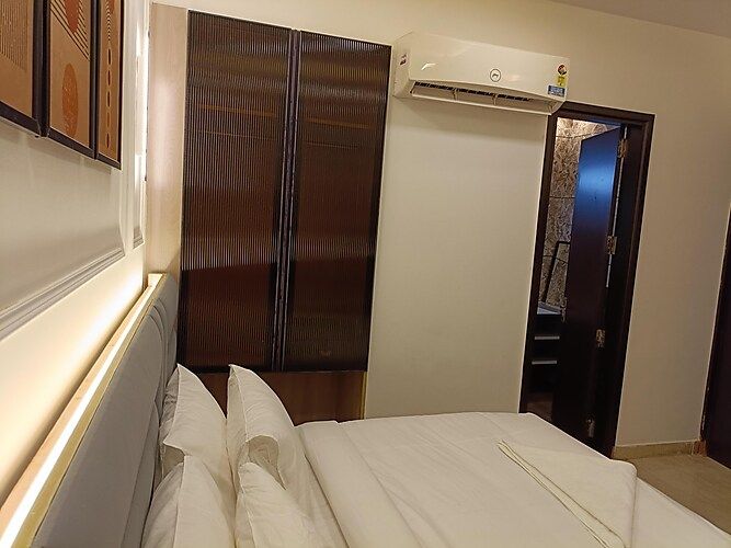 The Royal Oak Premier - Unitech Cyber Park DELUXE ROOM 3