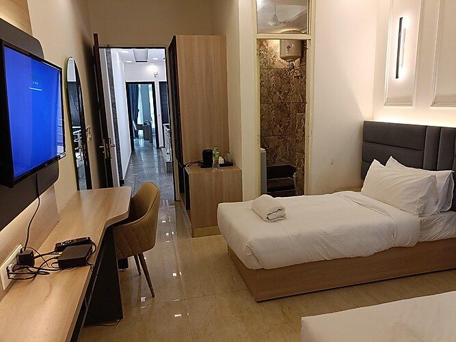 The Royal Oak Premier - Unitech Cyber Park TWIN ROOM 3