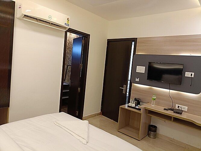The Royal Oak Premier - Unitech Cyber Park DELUXE ROOM 2