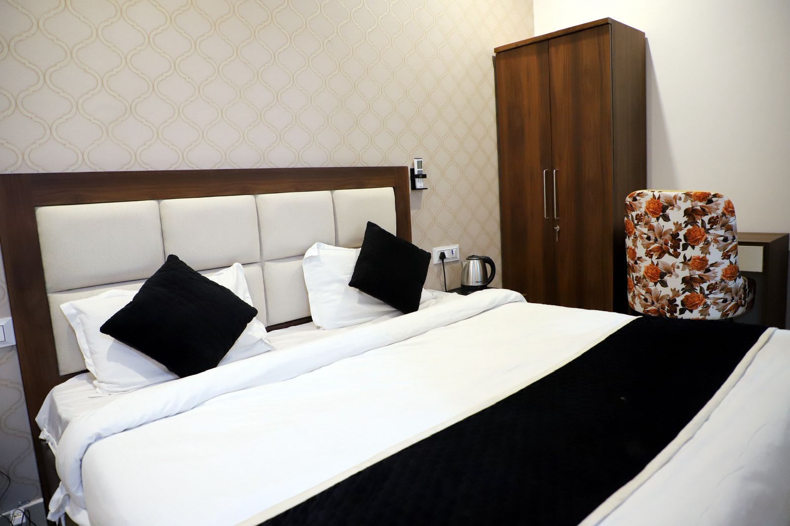 Royal Park Inn Deluxe Double Room 4