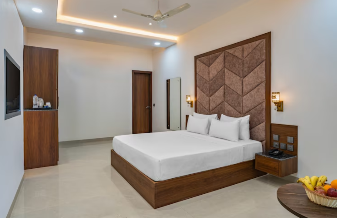 Hotel Clarks Inn Bichpuri, Agra. Deluxe Room with Pool View 2