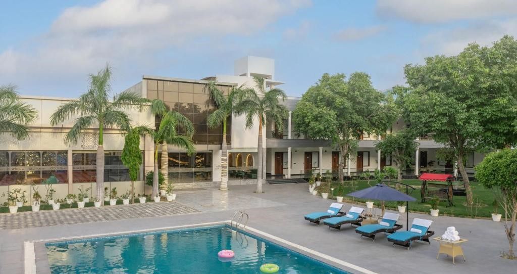 Hotel Clarks Inn Bichpuri, Agra.