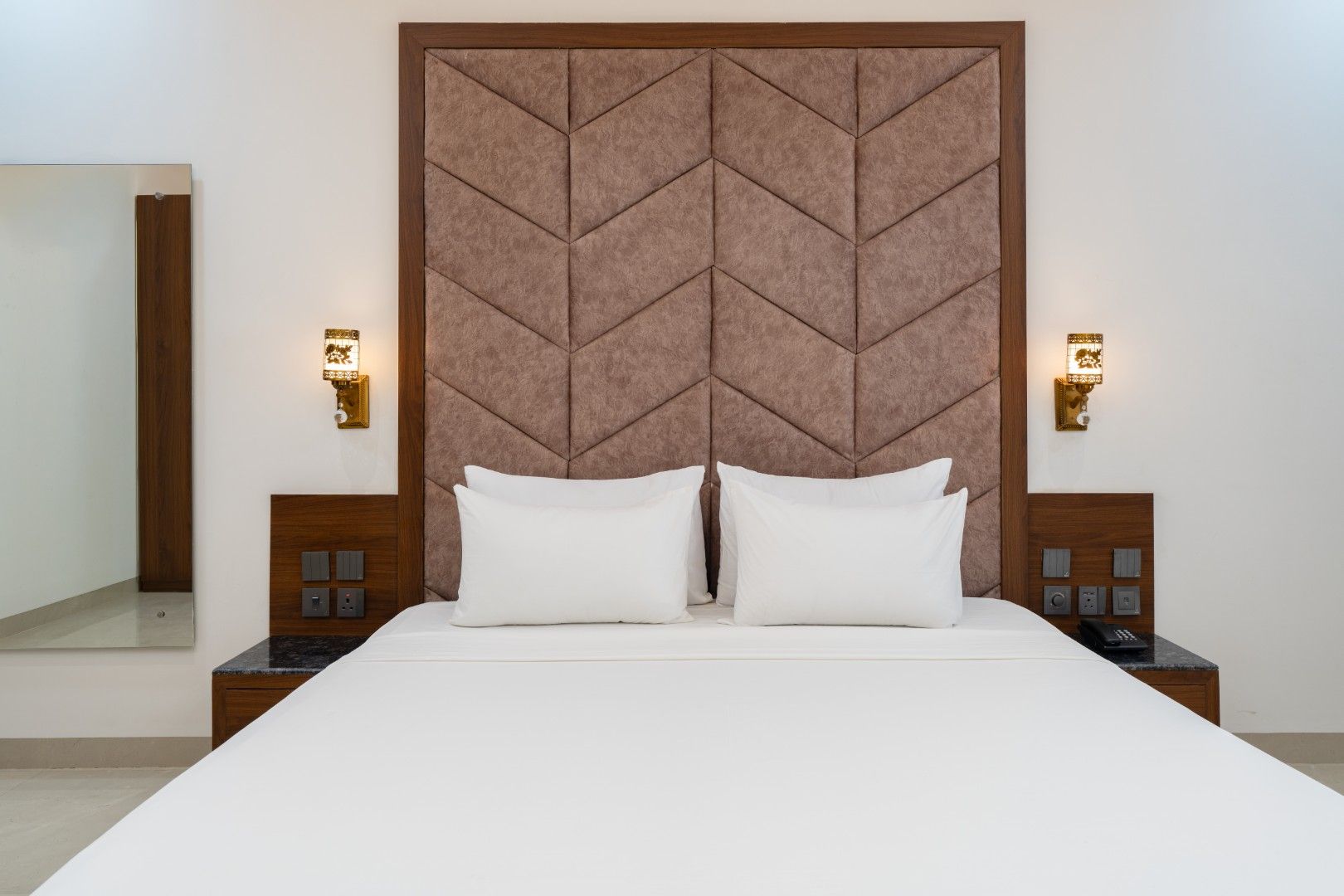 Hotel Clarks Inn Bichpuri, Agra. Deluxe Room with Pool View 6