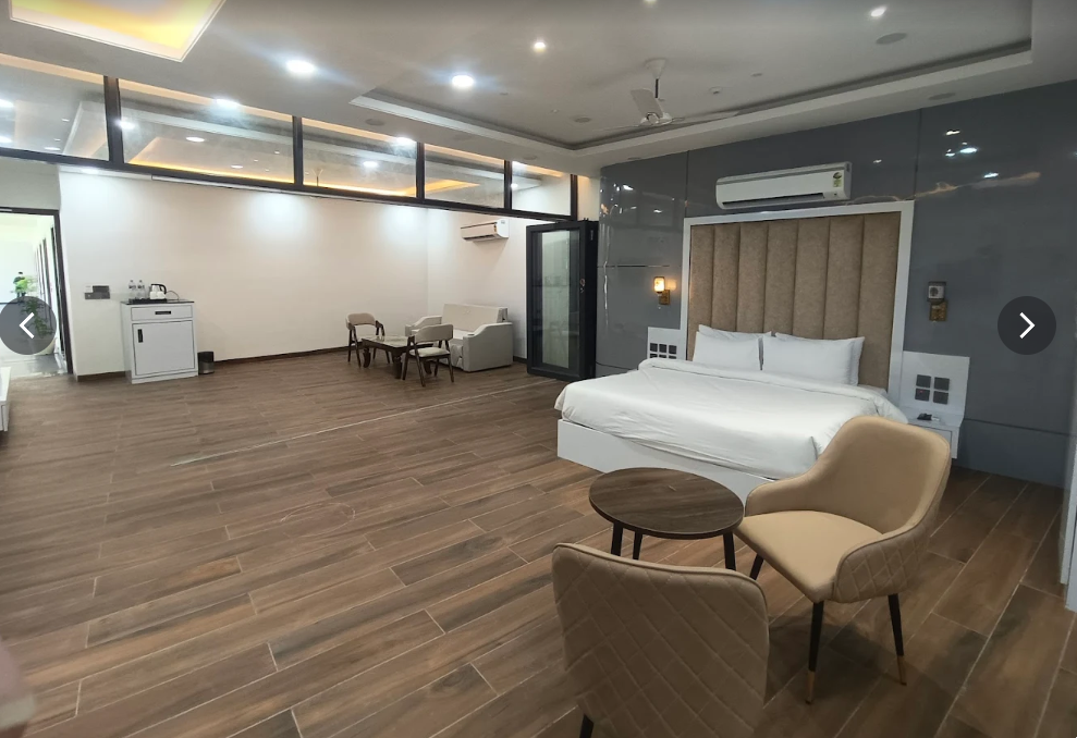 Suite Room with Pool View