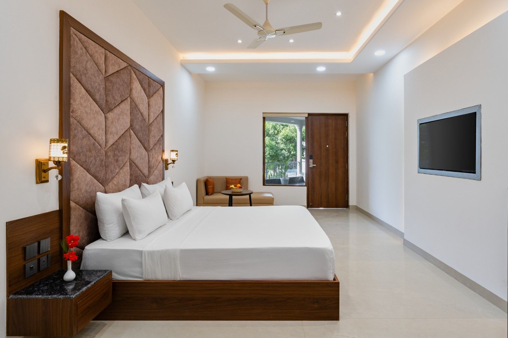 Hotel Clarks Inn Bichpuri, Agra. Deluxe Room with Pool View 5