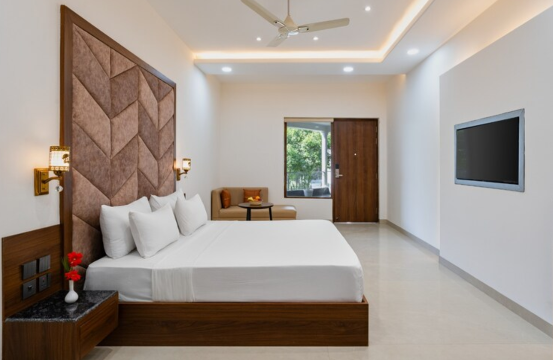 Hotel Clarks Inn Bichpuri, Agra. Deluxe Room with Pool View 3