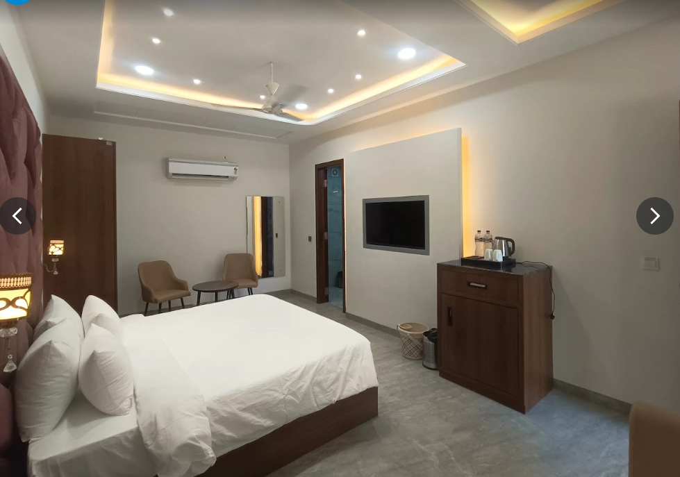 Hotel Clarks Inn Bichpuri, Agra. Deluxe Room with Pool View