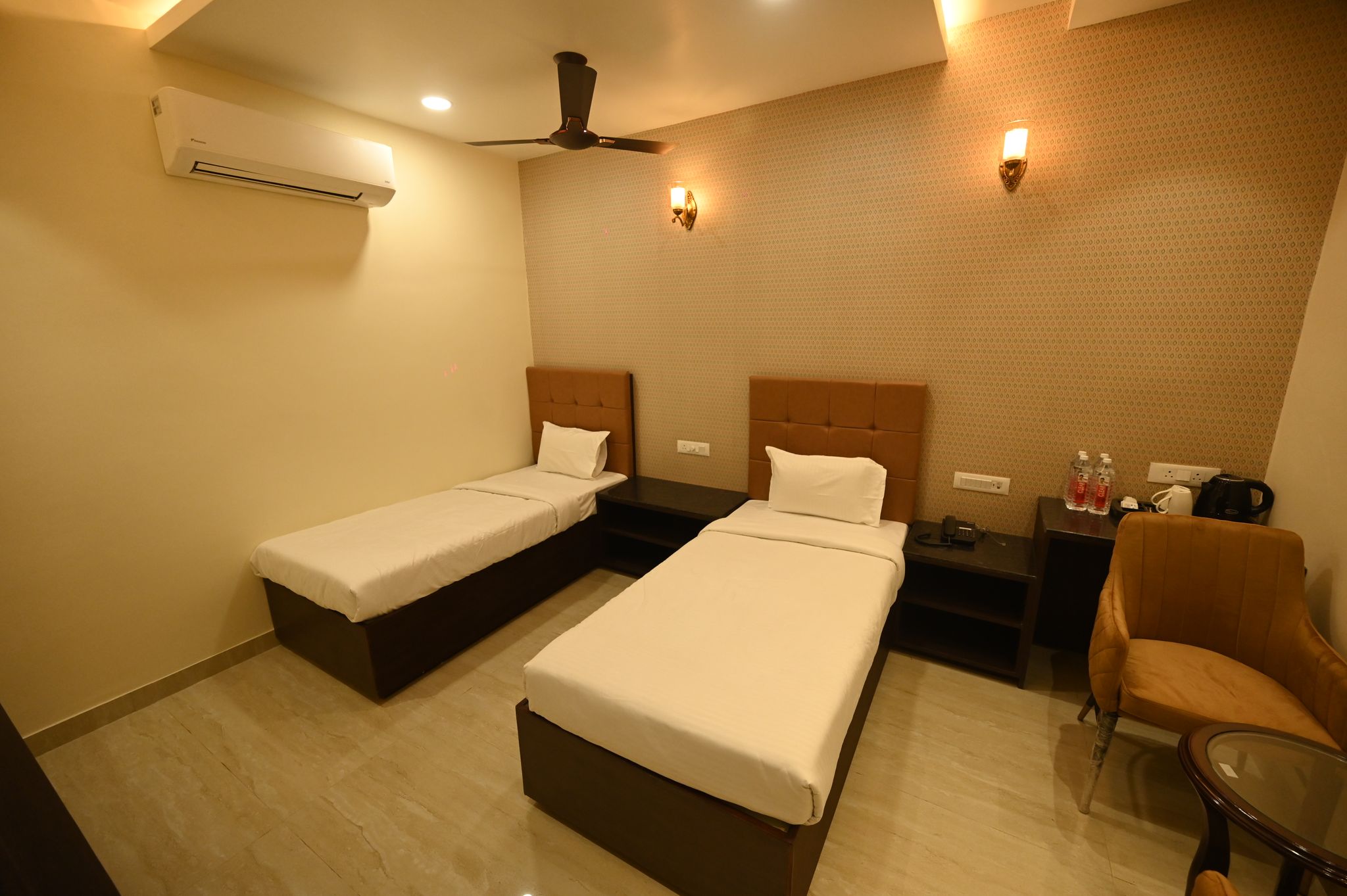 VANSHI VAT PREMIUM TWIN ROOM 4