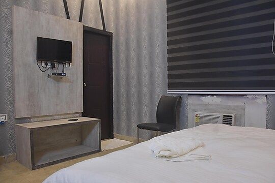 Hotel Mahendra Plaza Semi Deluxe Room 4