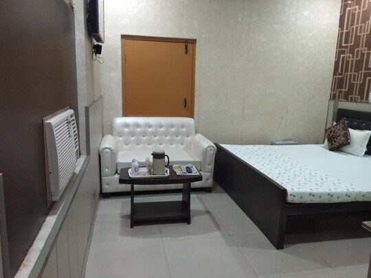 Hotel Jhandi Palace Super Deluxe AC 4