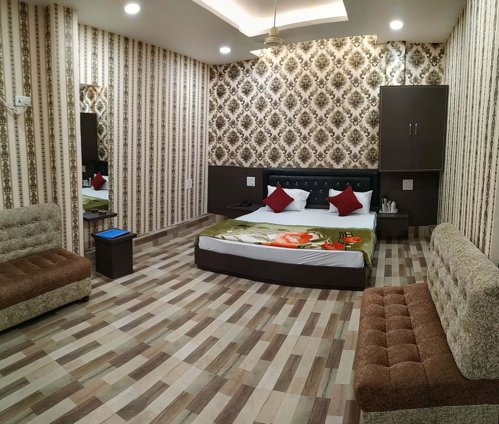 Hotel Sarna Super Deluxe room 3