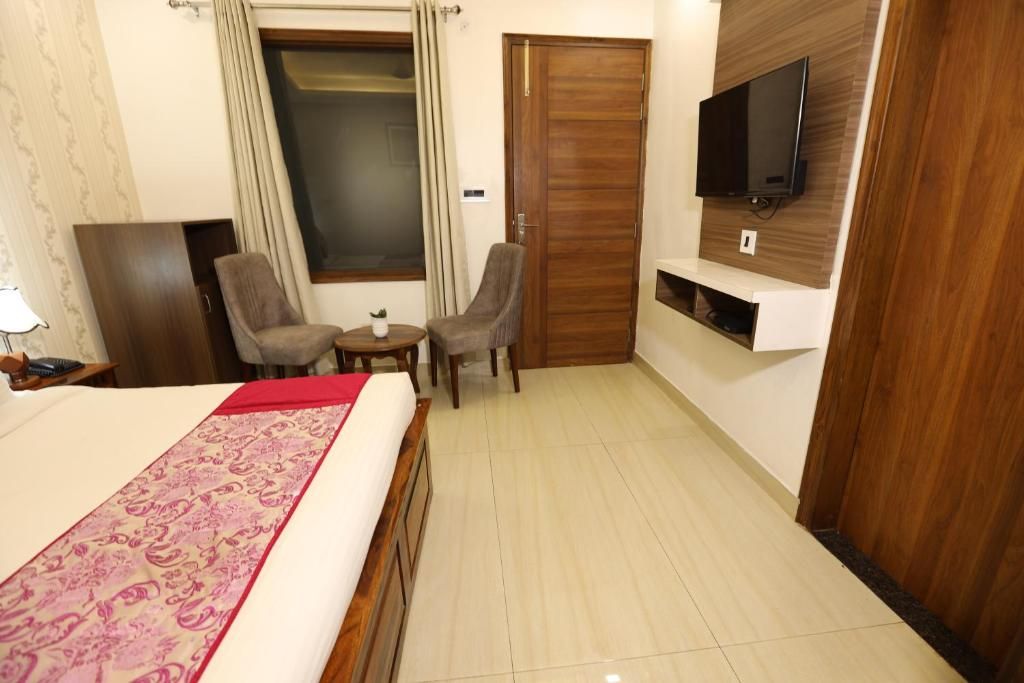 Suite Room With Bathtub