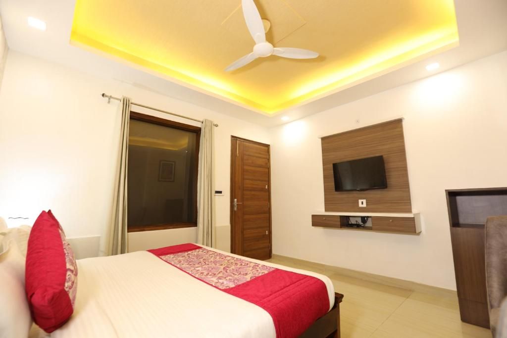 Suite Room With Bathtub