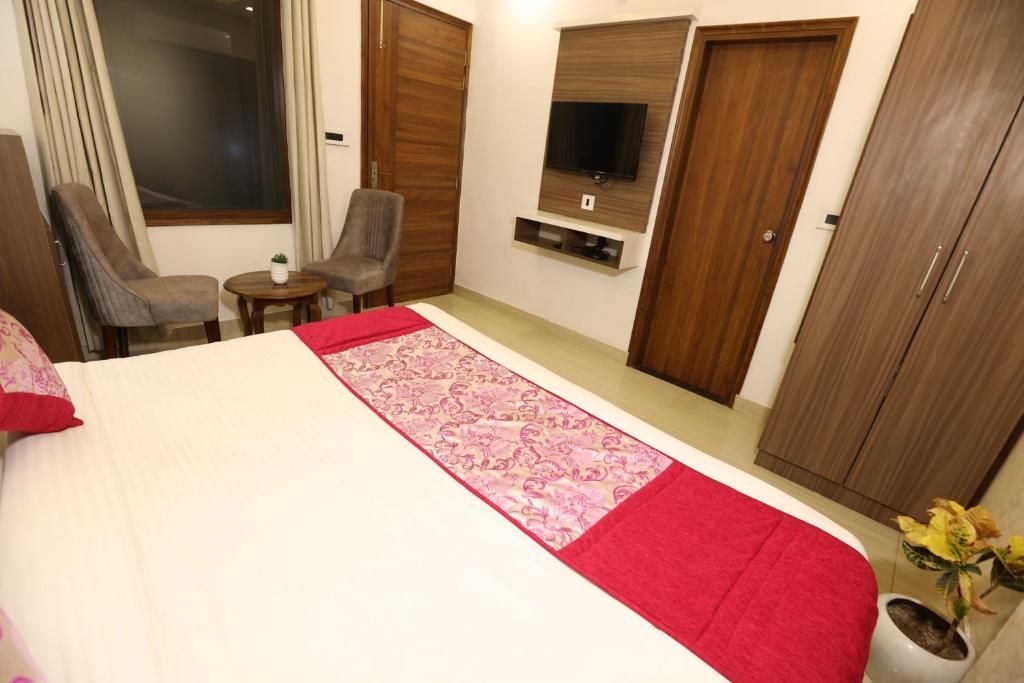 Suite Room With Bathtub