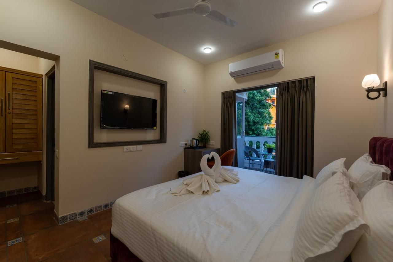 Evoke Express Candolim Deluxe Room with Balcony 3