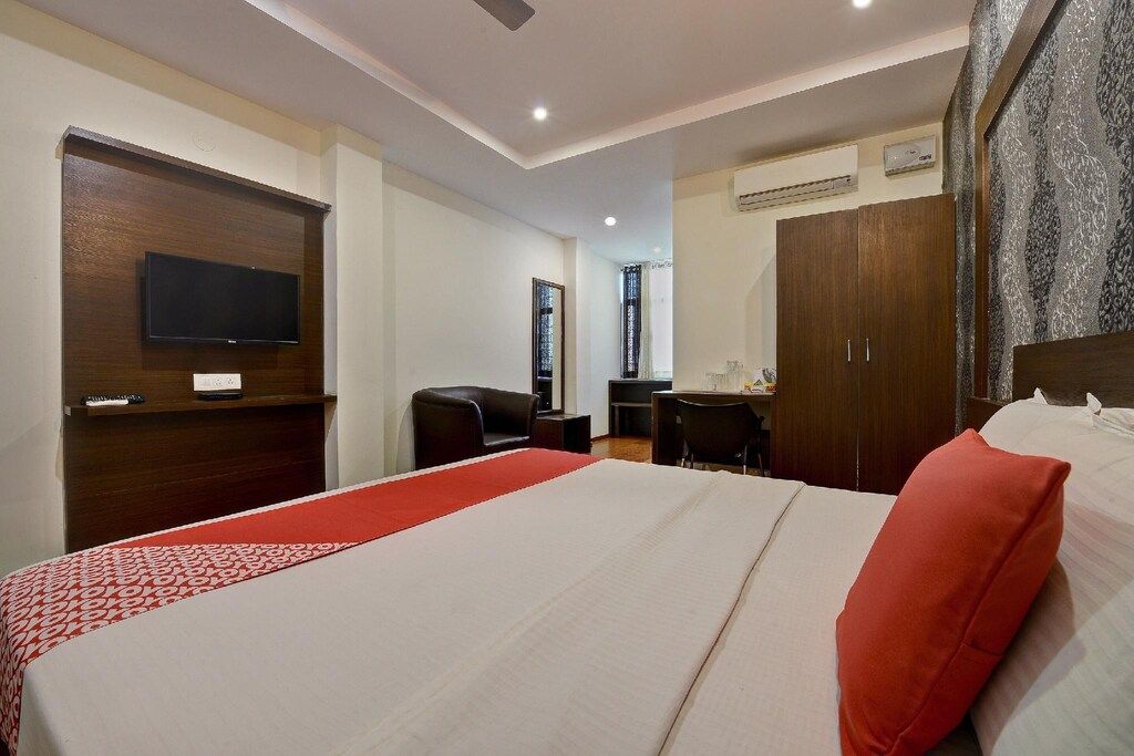 Hotel Samanvi International Deluxe Double Room 4