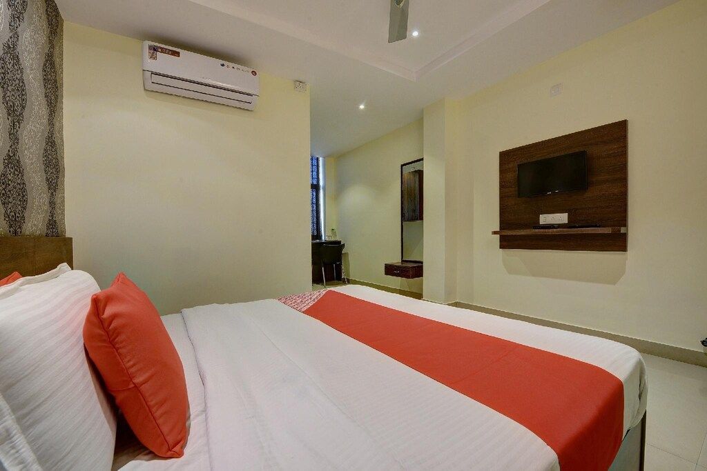 Hotel Samanvi International Deluxe Double Room 3