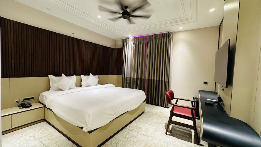 Hotel Royal Bagh - Opposite City Park Jaipur Premium Room With City Park View 6