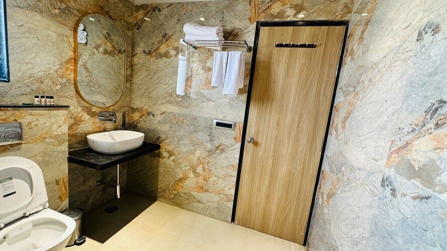 Hotel Royal Bagh - Opposite City Park Jaipur Suite Room With Private Balcony 8