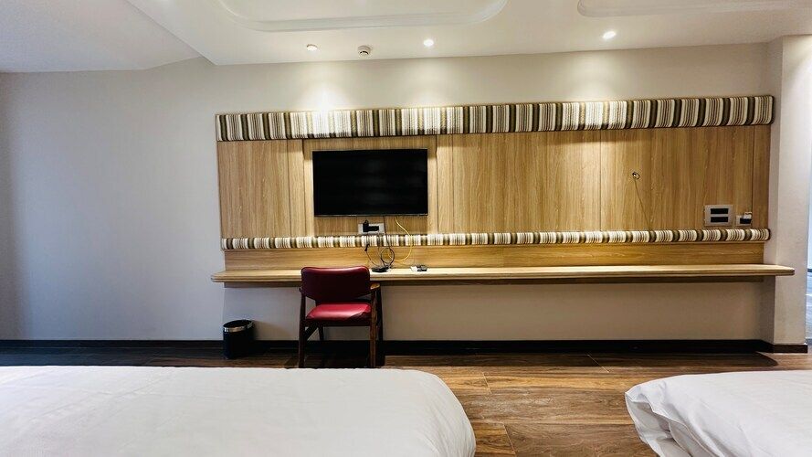 Hotel Royal Bagh - Opposite City Park Jaipur Suite Room With Private Balcony 9