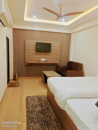 Hotel Abhinandan Super Deluxe Room Perfect for Family and Couple 12