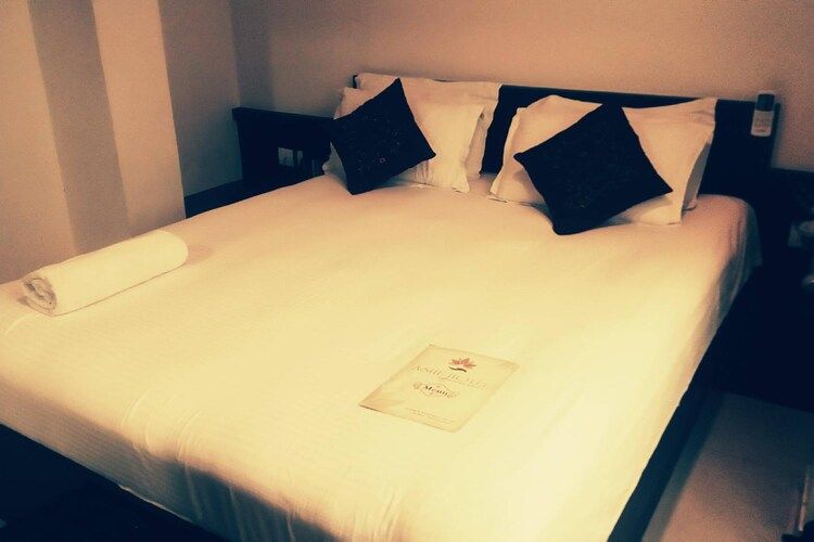 Ashu Hotel Deluxe Room 4