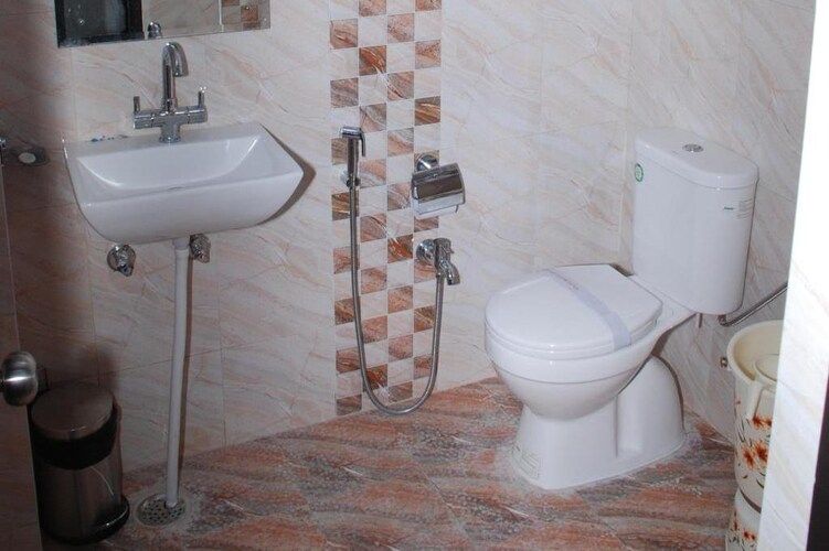 Ashu Hotel Deluxe Room 5