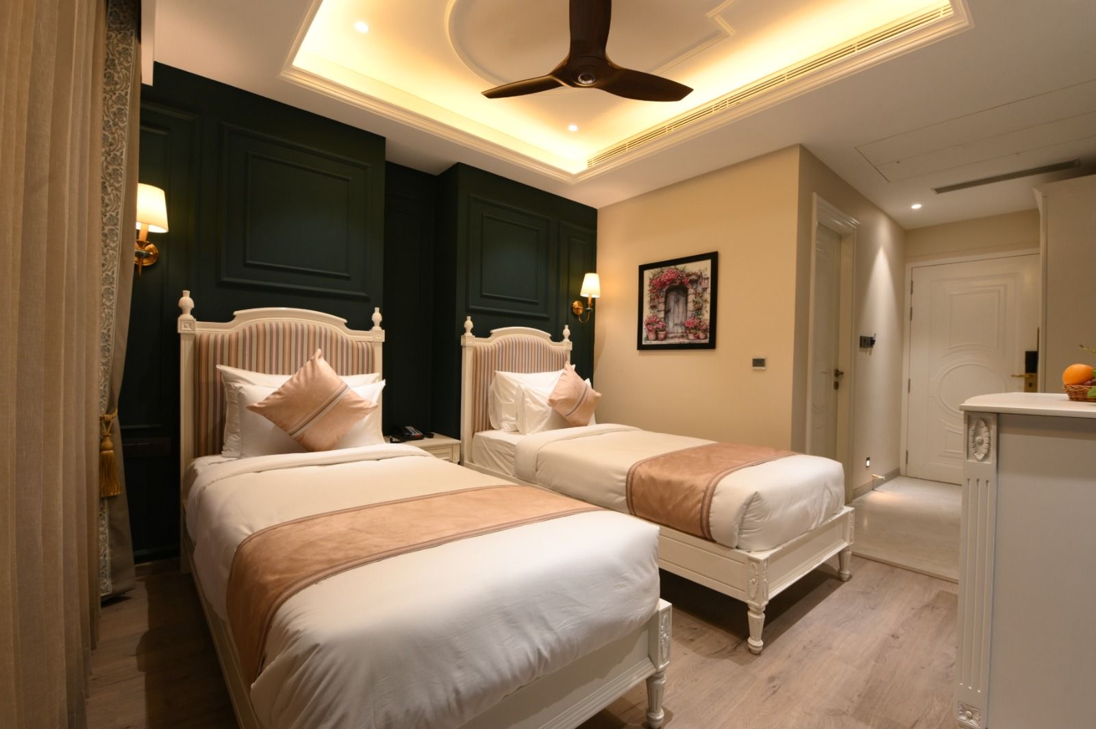 Luxury Twin Bed Room