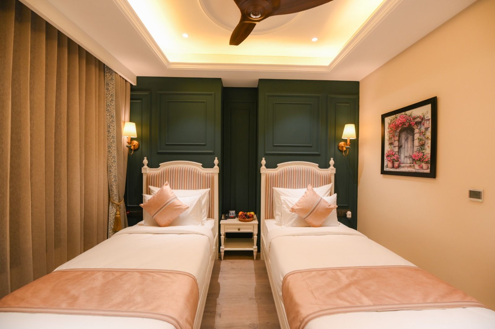 Luxury Twin Bed Room