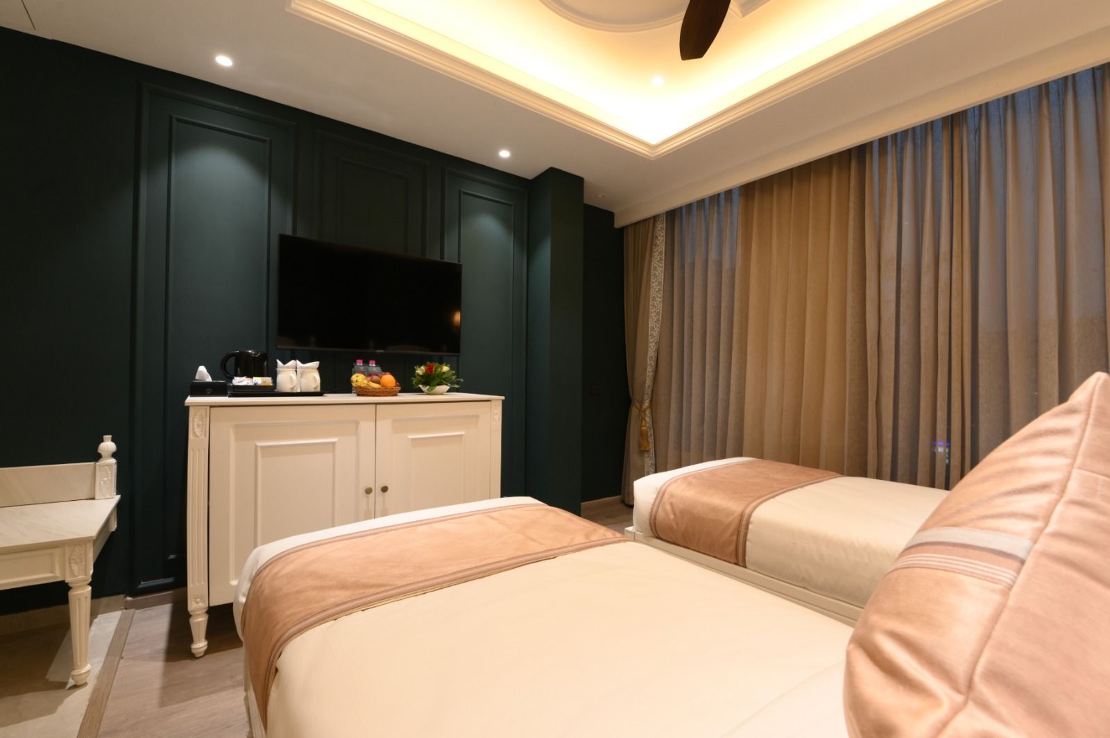 Luxury Twin Bed Room