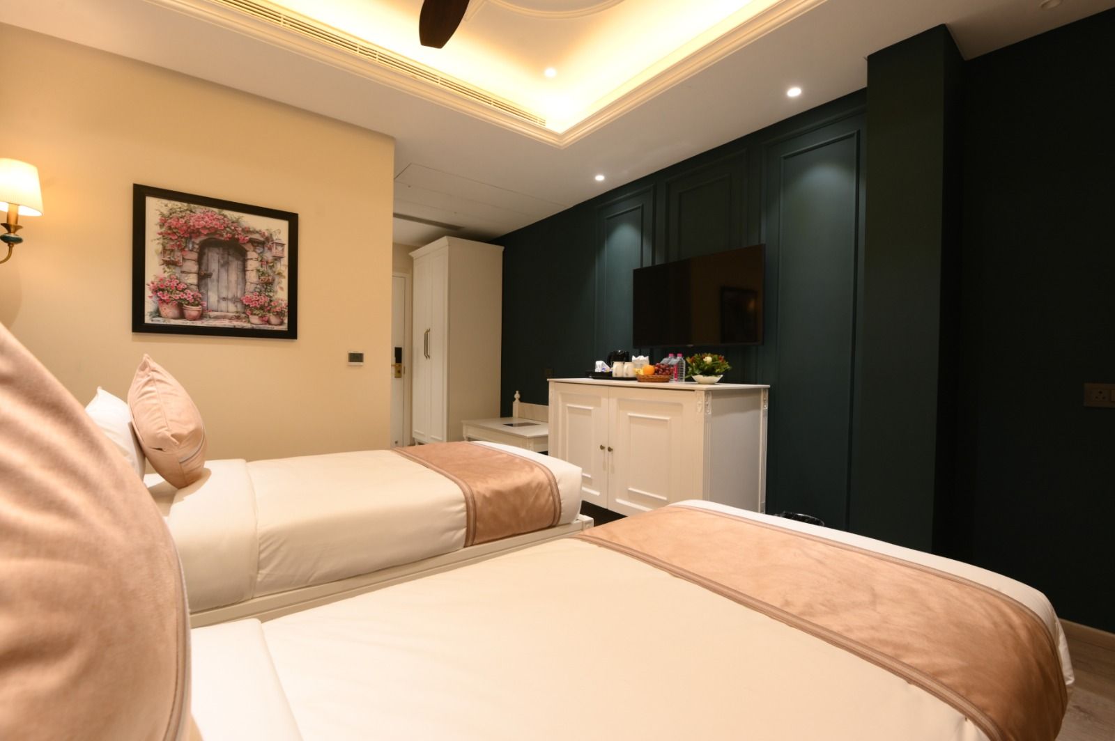 Luxury Twin Bed Room