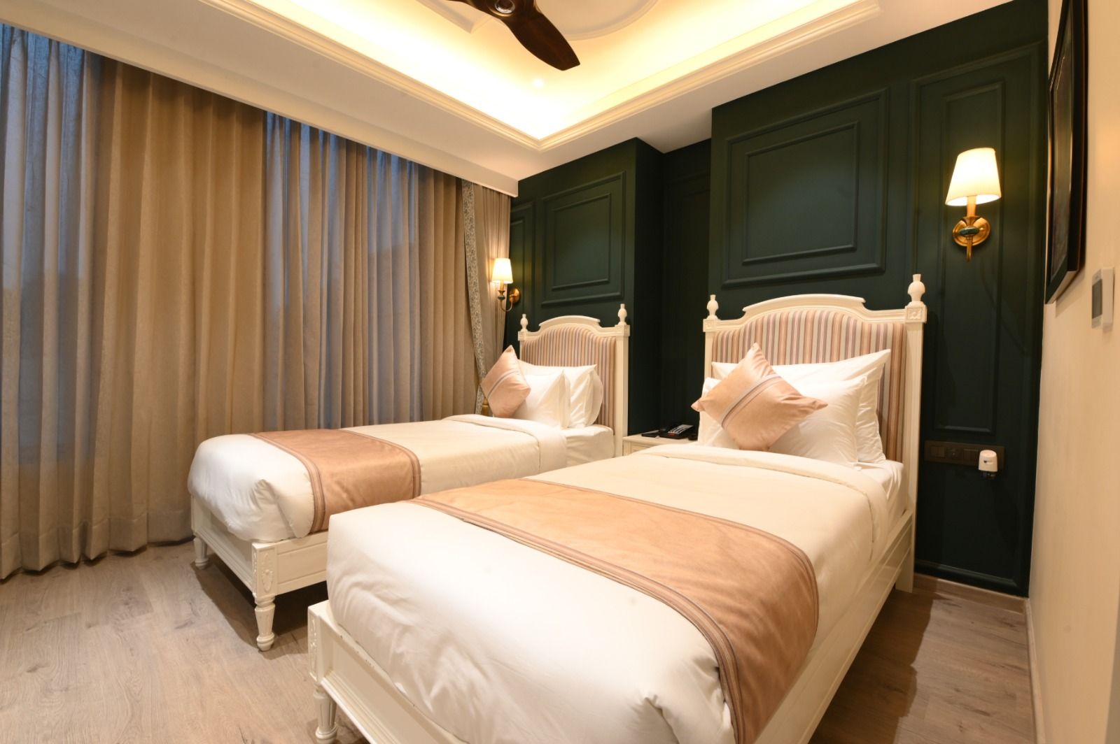 Luxury Twin Bed Room