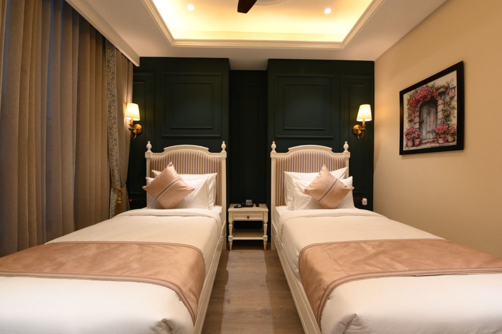 Luxury Twin Bed Room