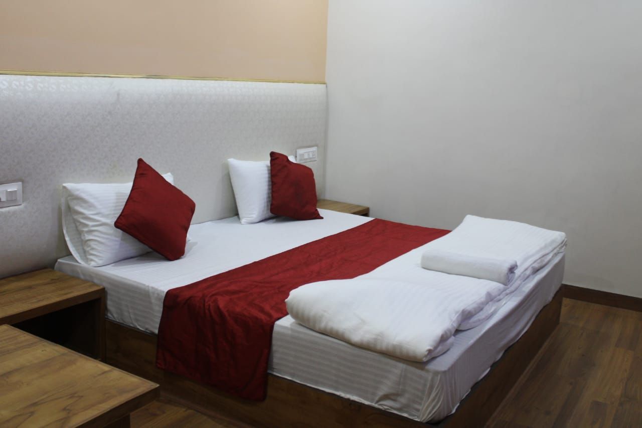 FabExpress Black Diamond Deluxe Room