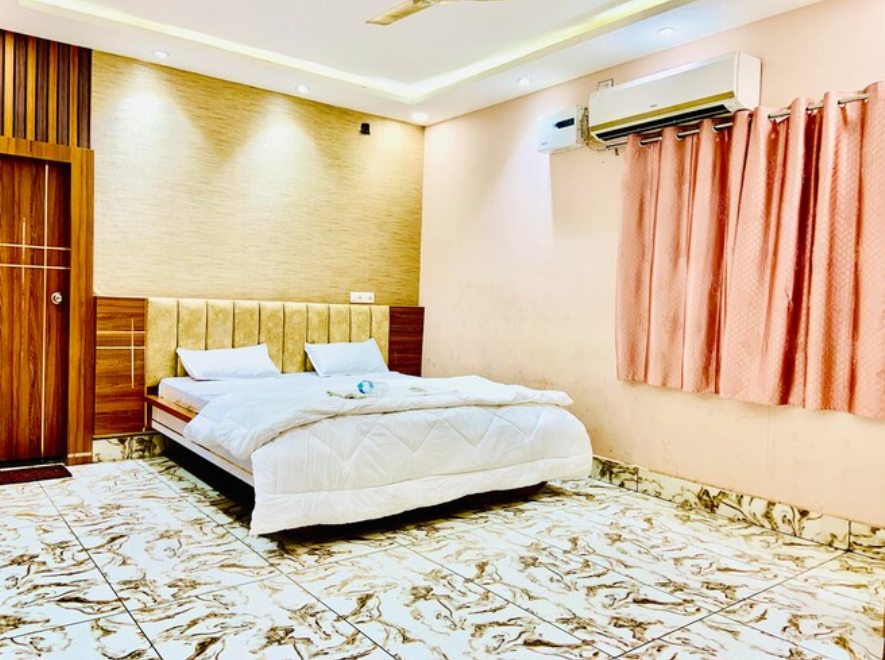 DELUXE ROOM