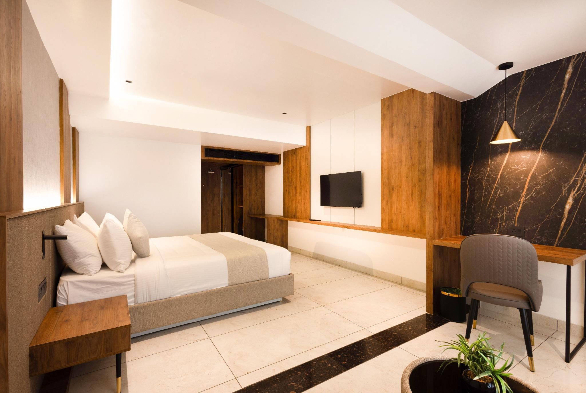 Deluxe - 1 King Bed