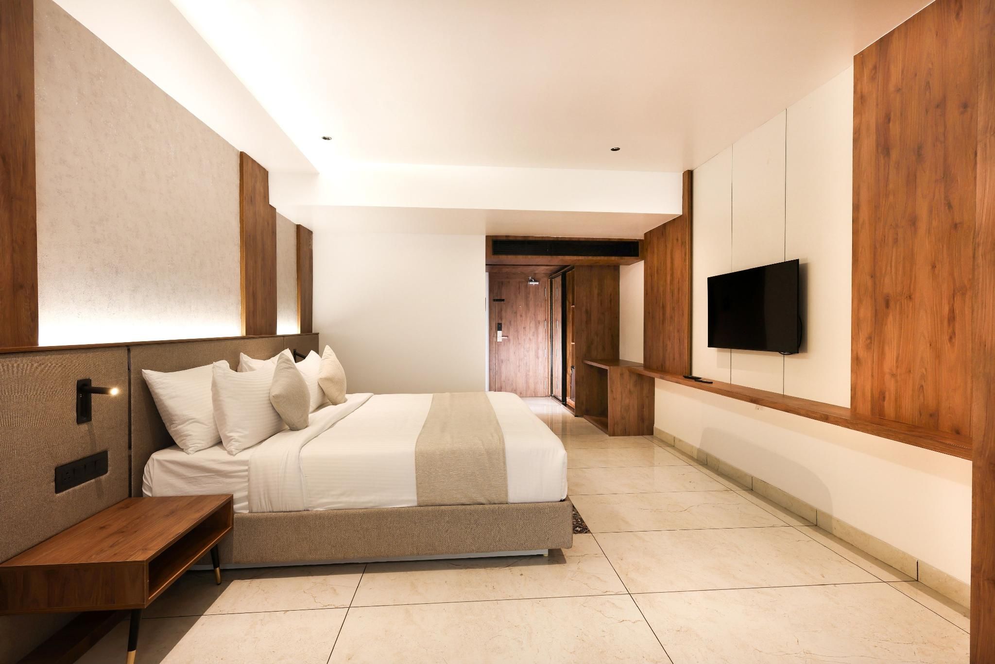 Deluxe - 1 King Bed