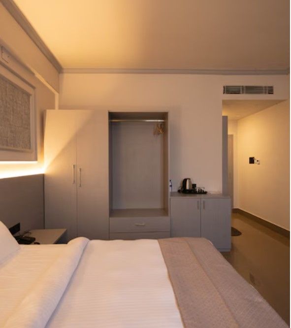 The Layover Hotel - 2 Minutes from the Airport Deluxe Room - King Bed 5