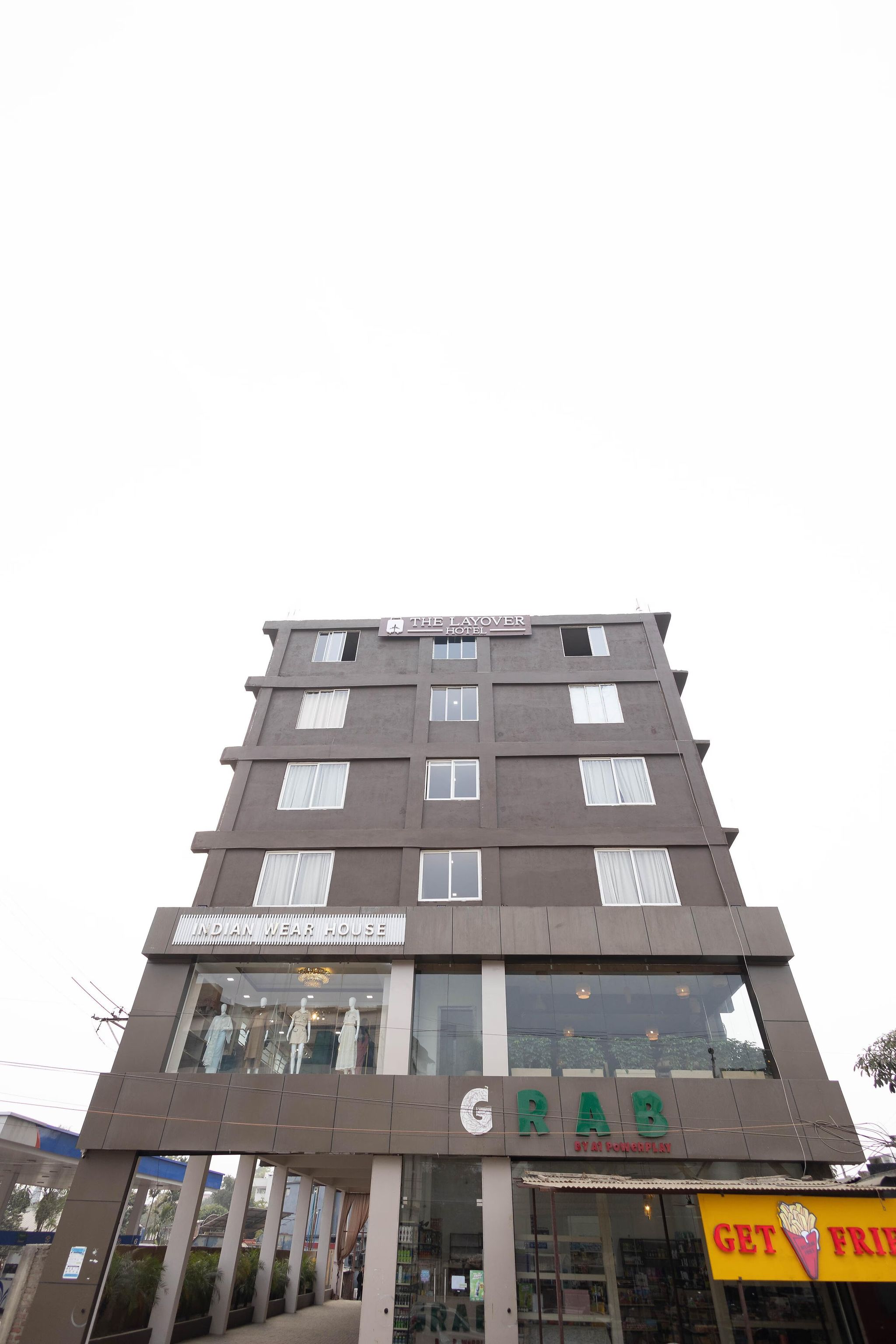 The Layover Hotel - 2 Minutes from the Airport