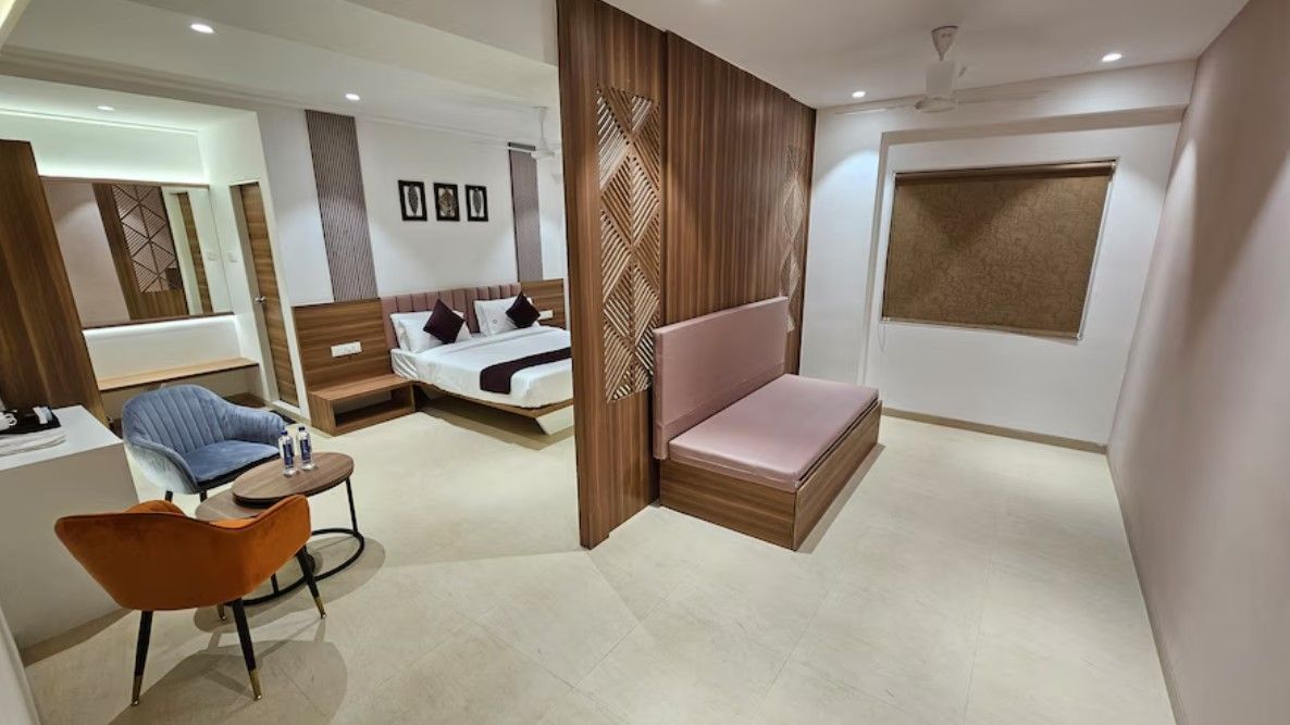 EXECUTIVE SUITE ROOM