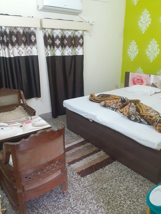 AC Room with out door Jhula and silent room