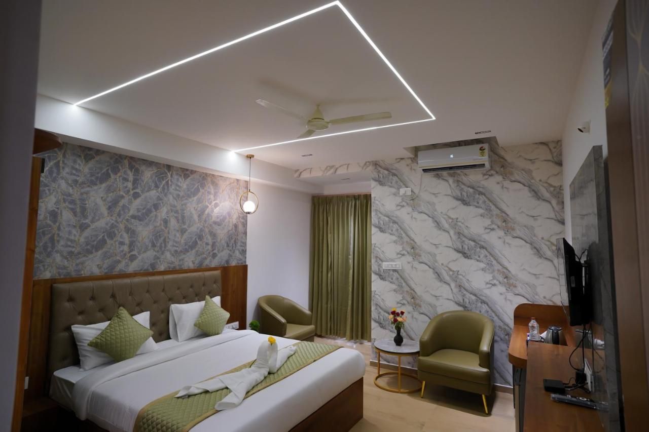 Visthara a unit of Suraksha Stay Superior King Room with balcony 9