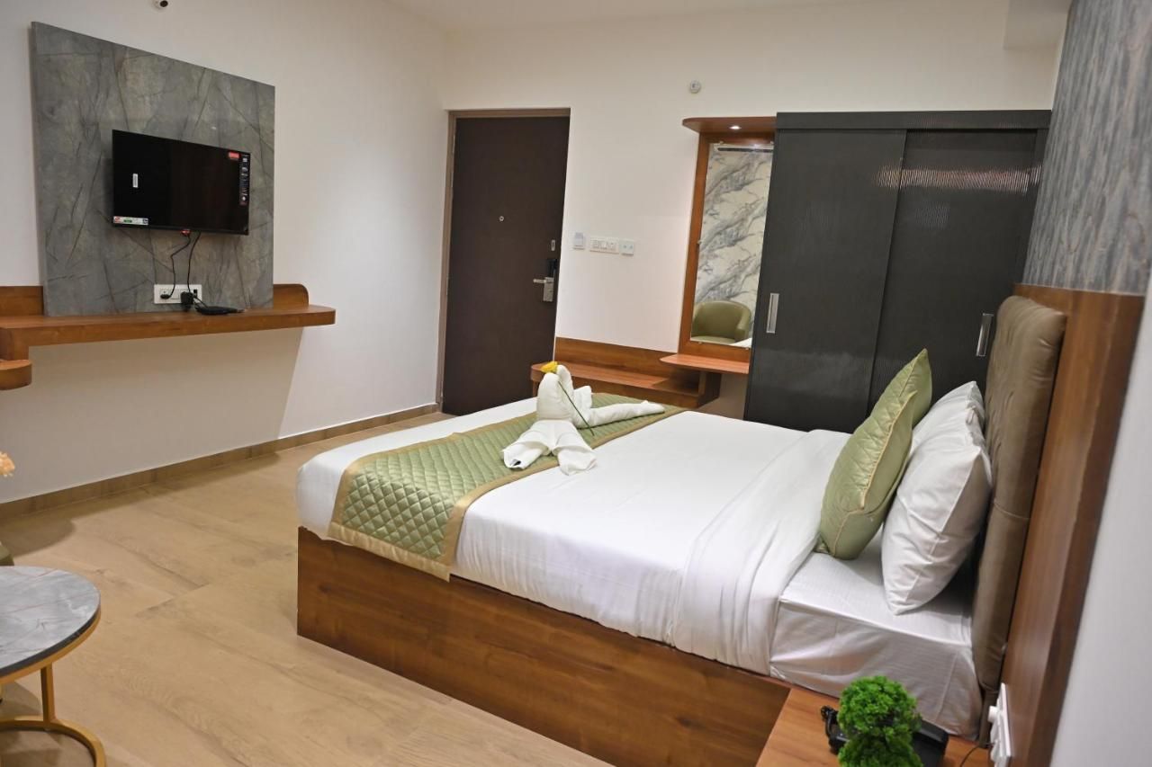 Visthara a unit of Suraksha Stay Superior King Room with balcony 12