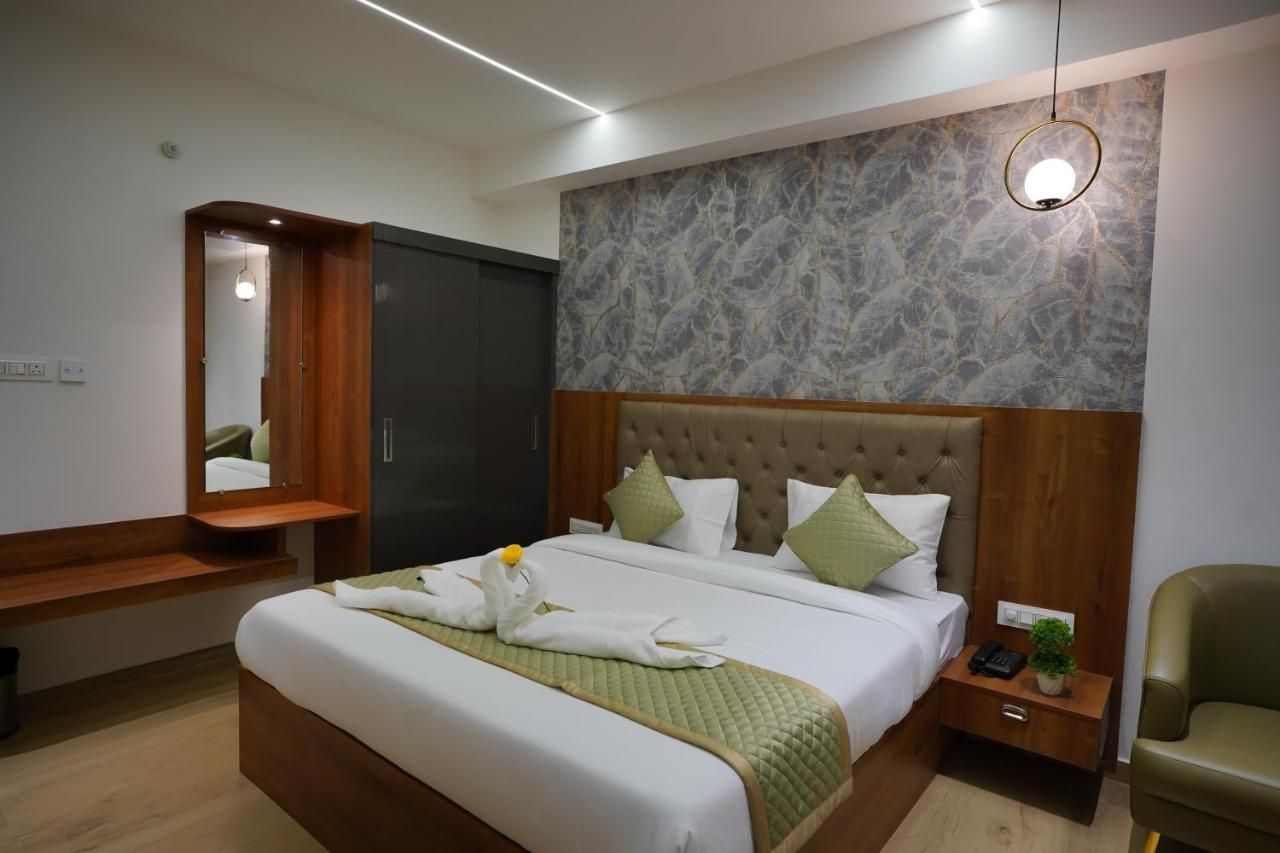 Visthara a unit of Suraksha Stay Superior King Room with balcony 2