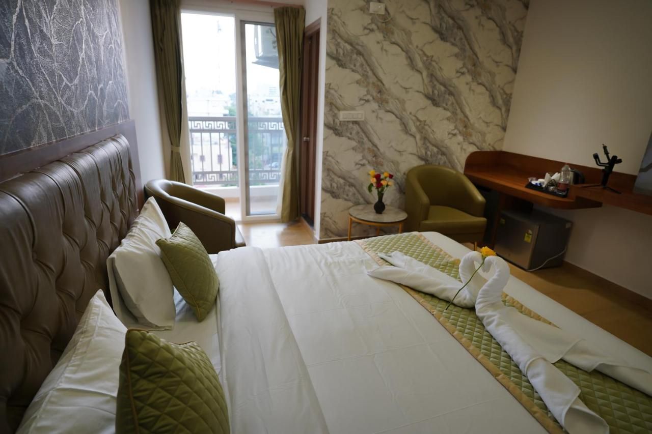 Visthara a unit of Suraksha Stay Superior King Room with balcony 3