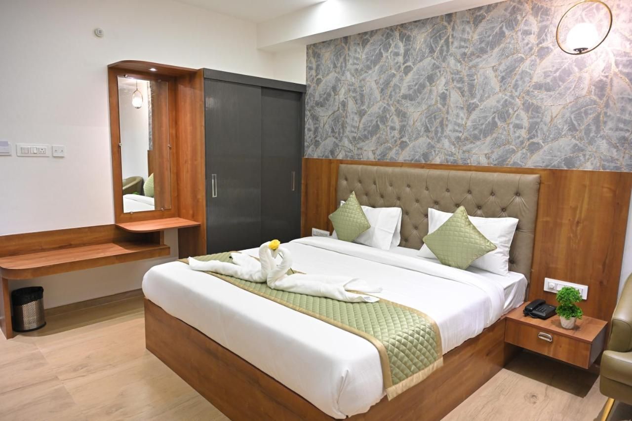 Visthara a unit of Suraksha Stay Superior King Room with balcony 4