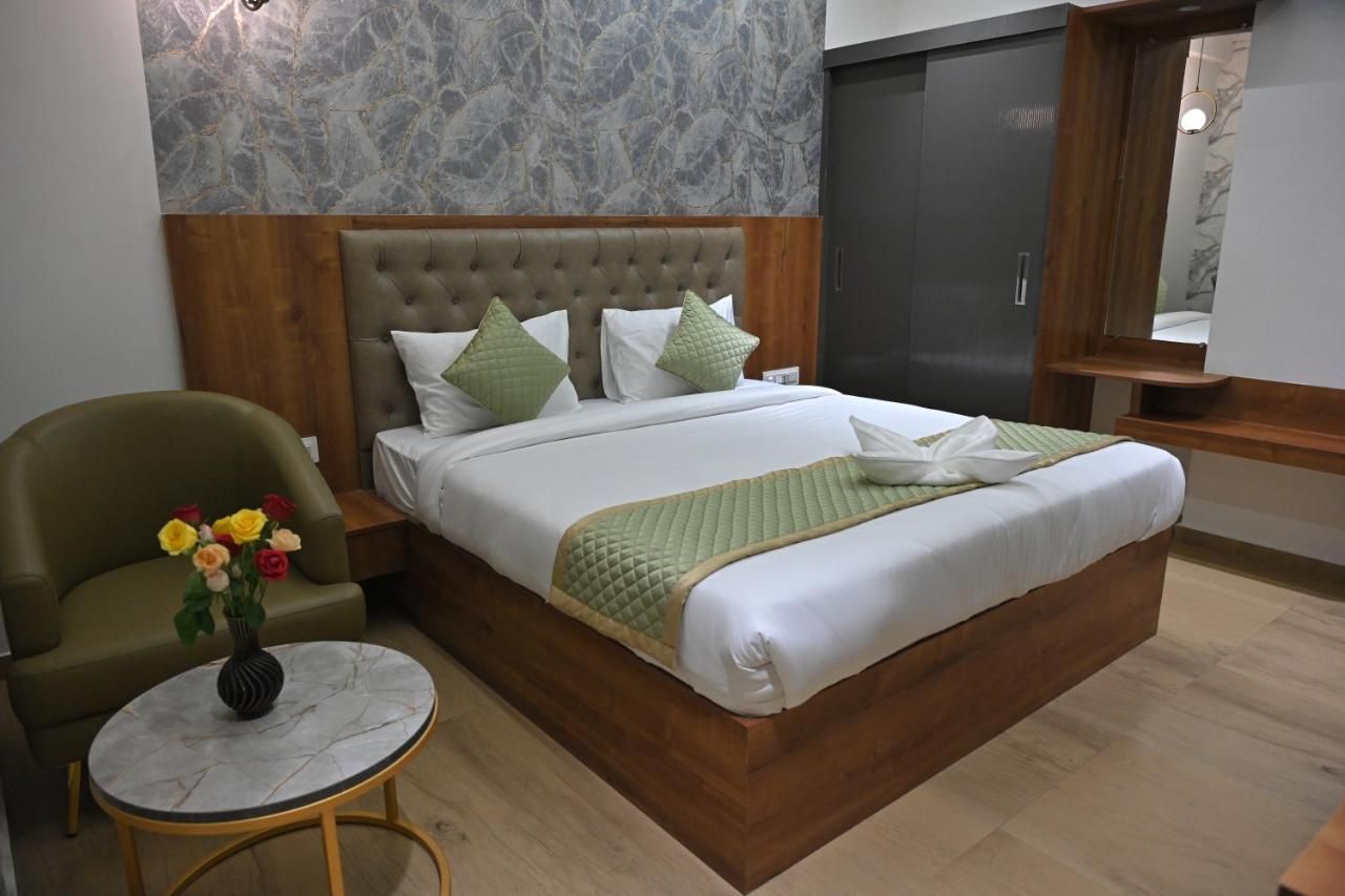 Visthara a unit of Suraksha Stay Superior King Room with balcony 10