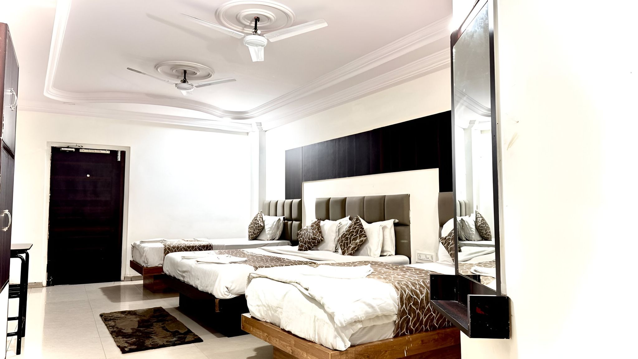 Super Deluxe family four Beds Room