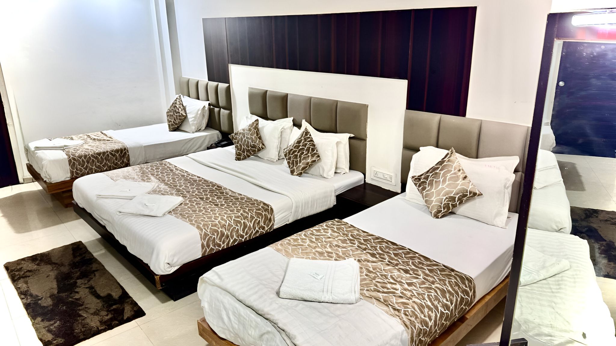 Super Deluxe family four Beds Room