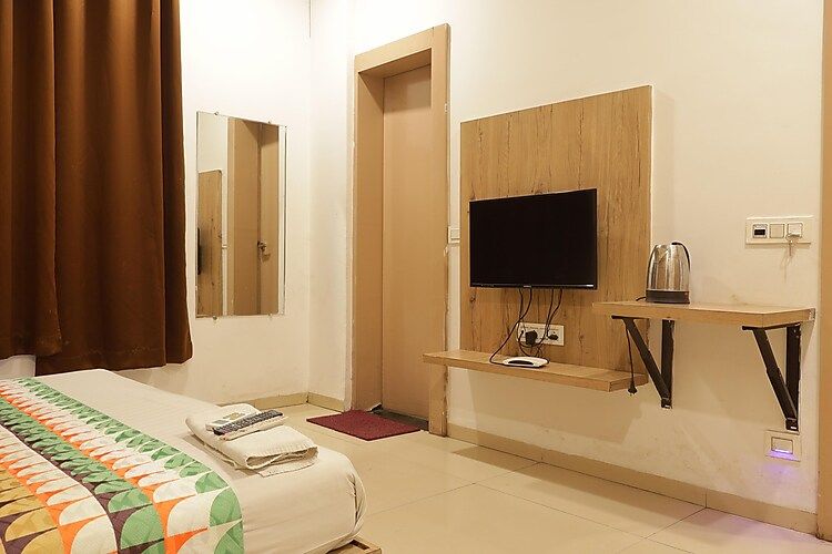 HRG desntiy Hotel Deluxe Room 9